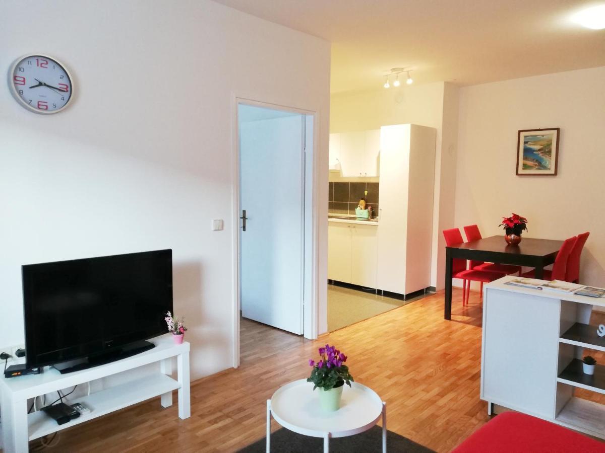 City Center Apartment Умаг Экстерьер фото